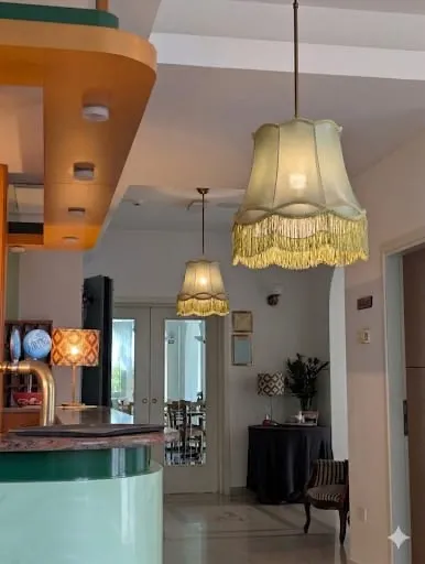 Reception dell'Hotel Dover Rooms & Coffee con lampadari decorativi