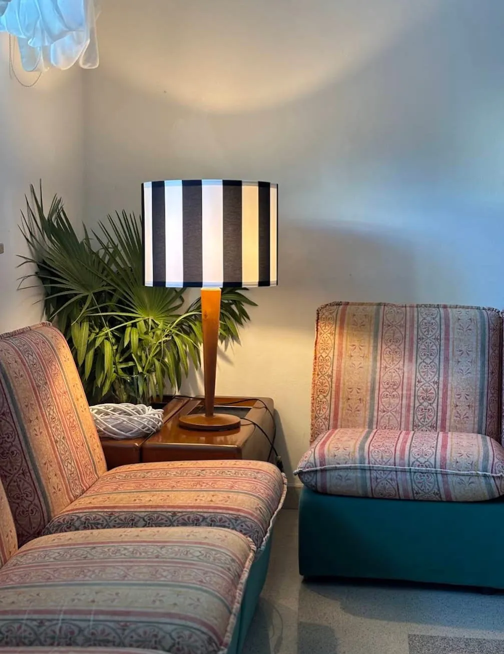 Salotto dell'Hotel Dover Rooms & Coffee con poltrone e lampada decorativa