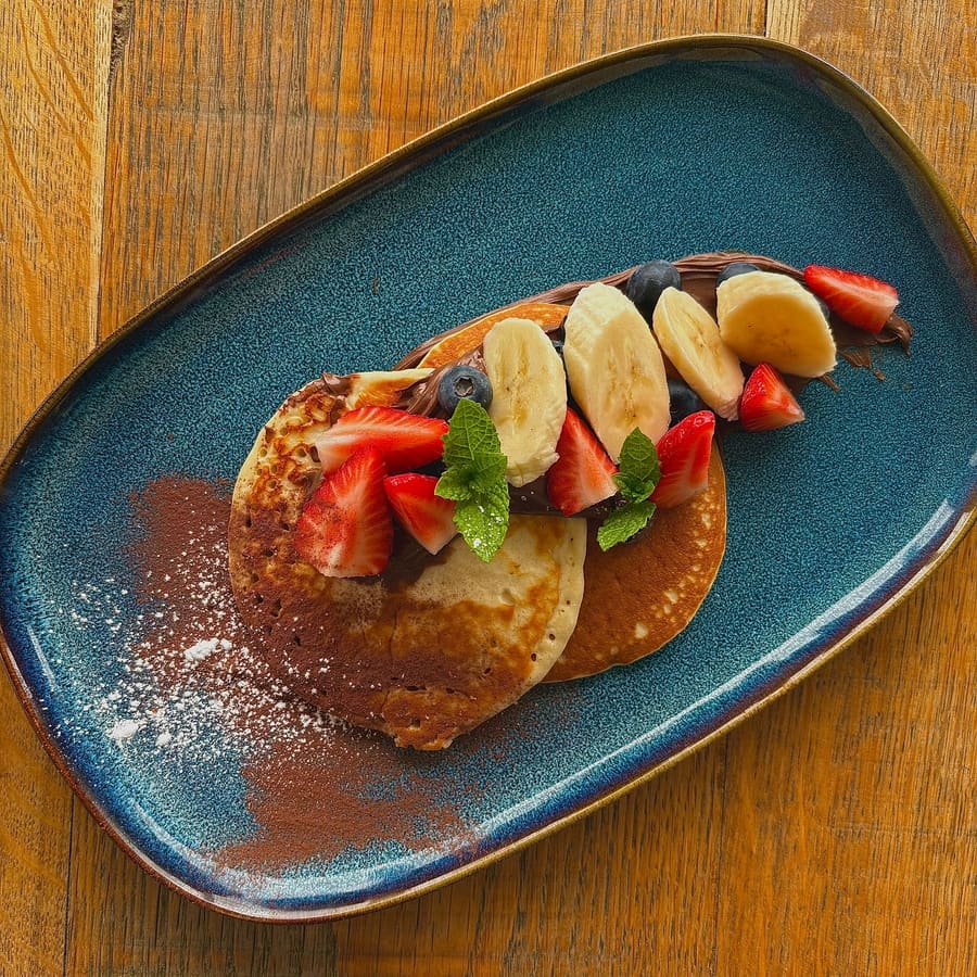 Pancake con crema di nocciole, banane e fragole — colazione al Bagno Dover 175