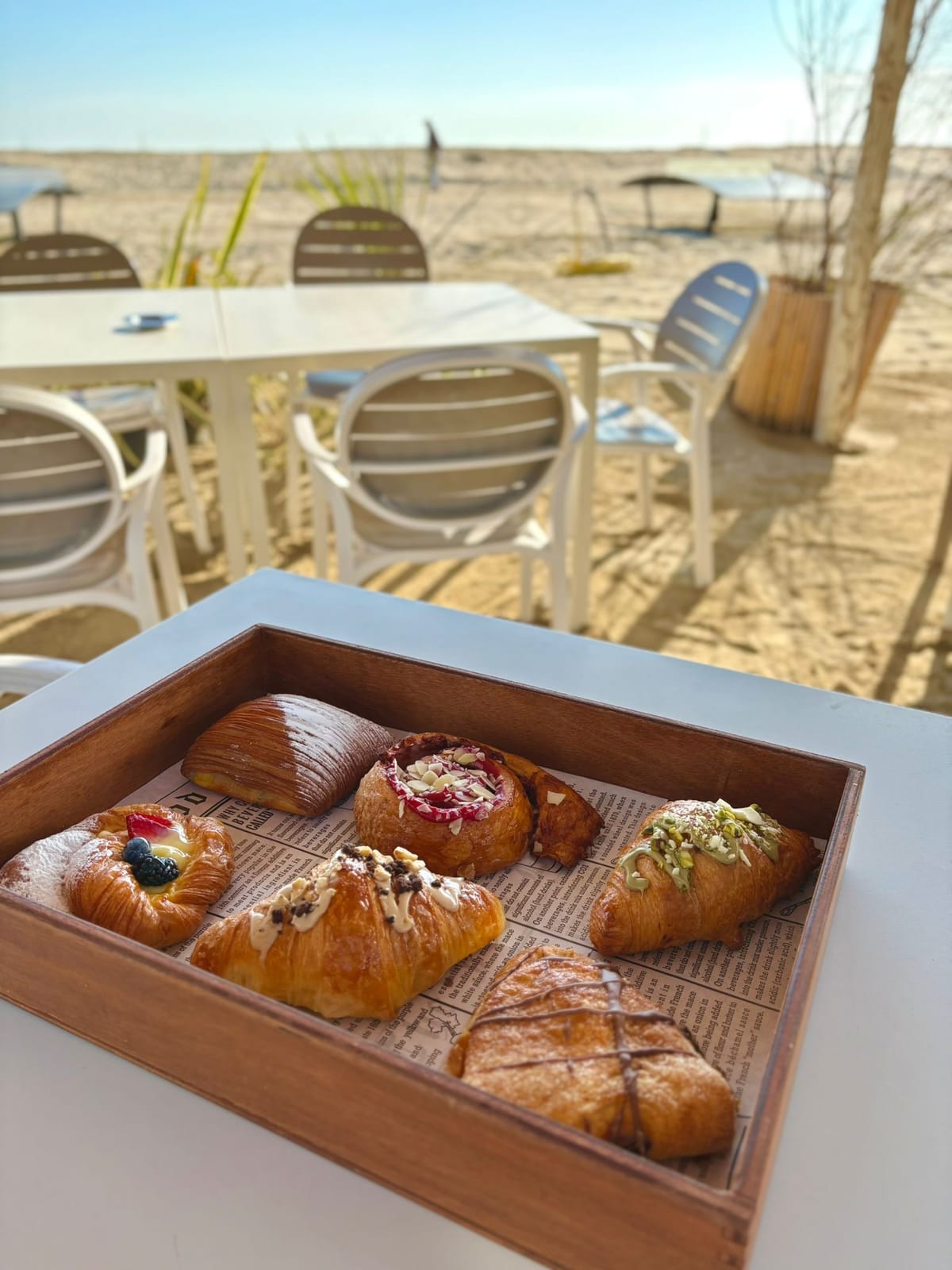 Vassoio di pasticceria fresca sul tavolo della terrazza del Bagno Dover con vista spiaggia