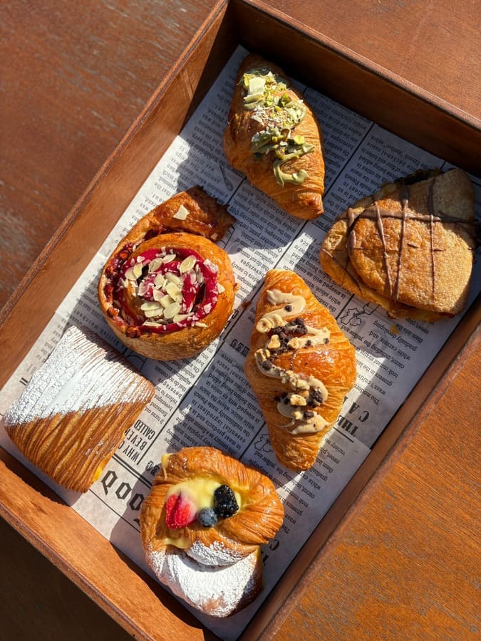 Selezione di pasticceria fresca del Bagno Dover 175: sfogliatella, croissant alla crema, danese ai frutti rossi, brioche al pistacchio