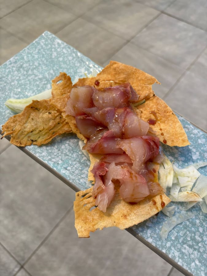 Crudo di pesce su sfoglia croccante con finocchio fresco — Bagno Dover 175