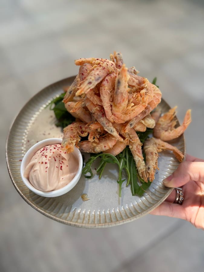 Torre di gamberi fritti in tempura con maionese rosa