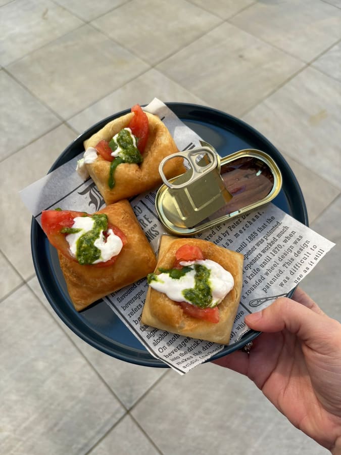 Gnocco fritto con pomodoro fresco, stracciatella e pesto — Bagno Dover 175
