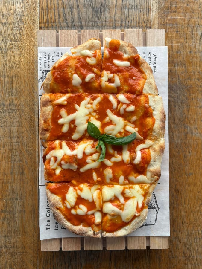 Pinsa margherita con pomodoro, fior di latte e basilico