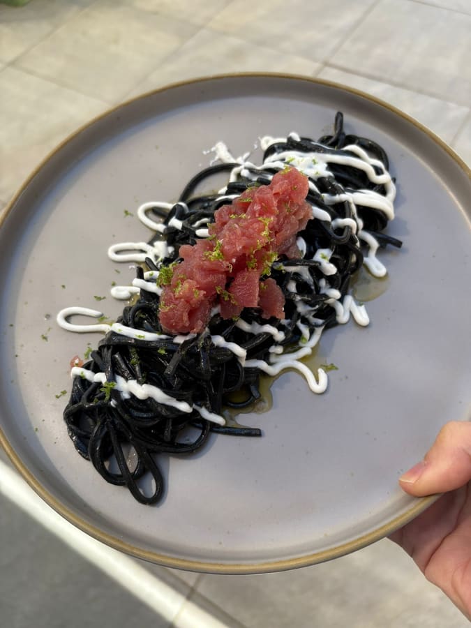 Spaghetti al nero di seppia con tartare di tonno e lime