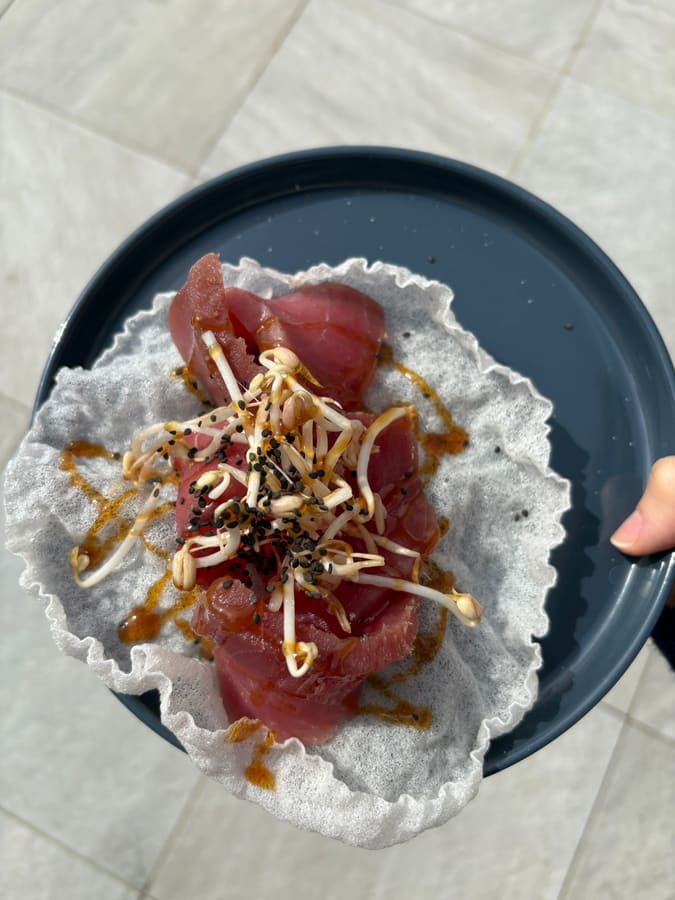 Tartare di tonno rosso con germogli e sesamo nero