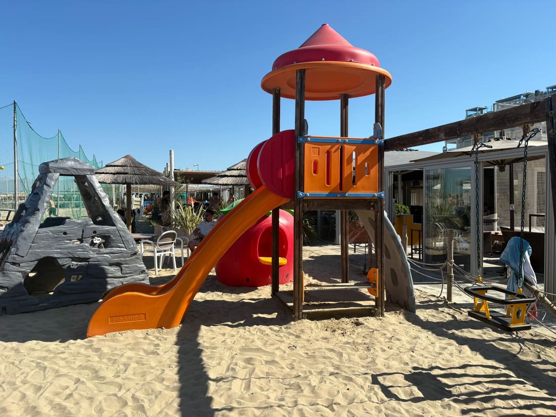 Scivolo arancione e torretta gioco per bambini al Bagno Dover 175