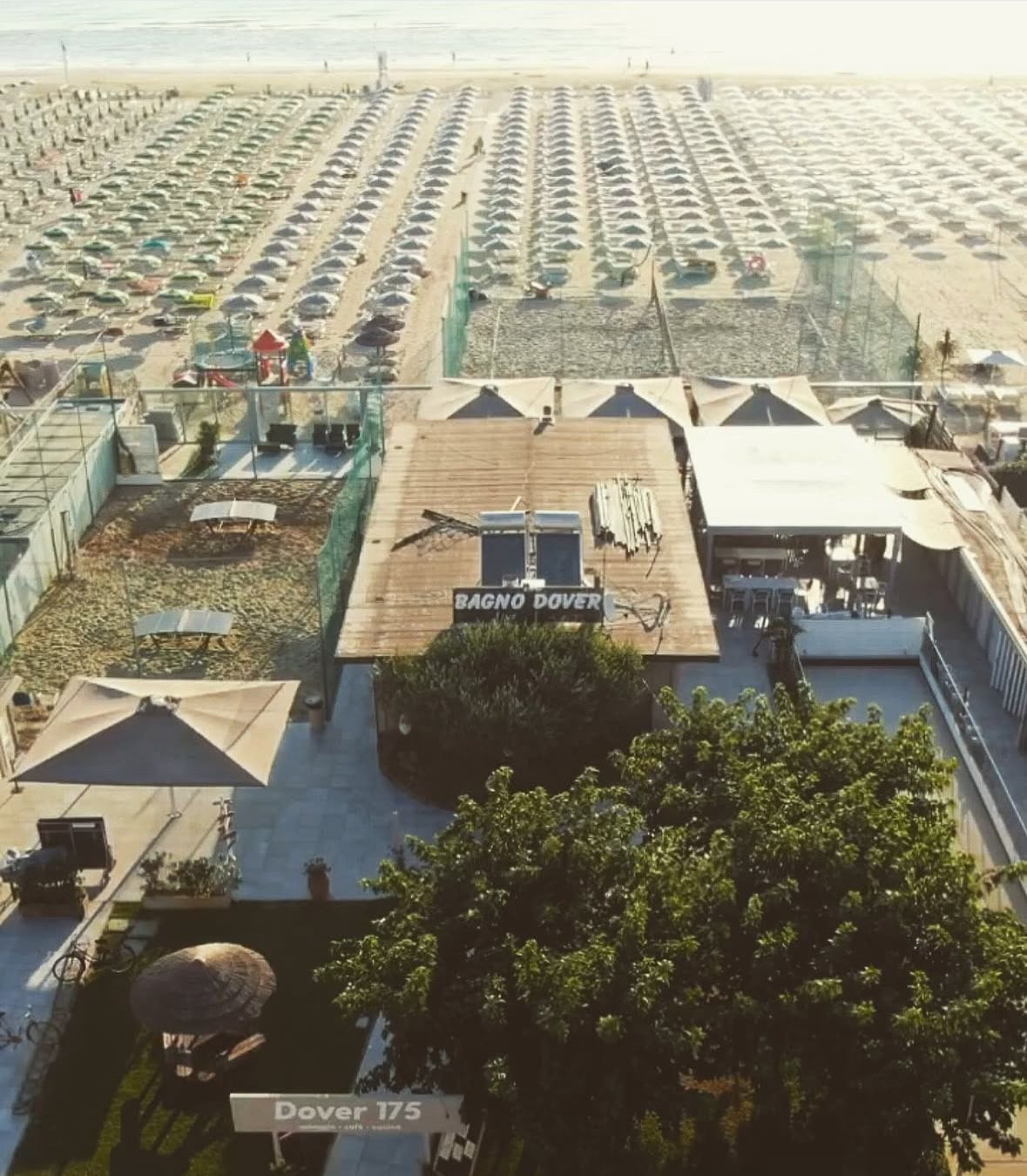 Vista aerea del Bagno Dover 175 con struttura, giardino e ombrelloni