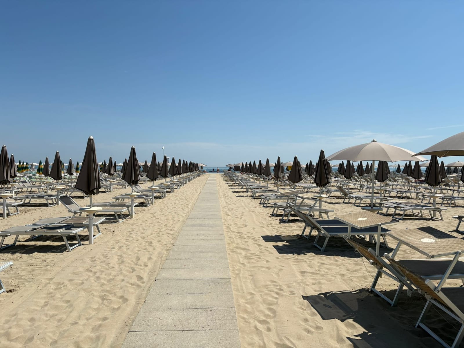 Passerella in legno del Bagno Dover 175 che attraversa la spiaggia fino al mare fra file di ombrelloni
