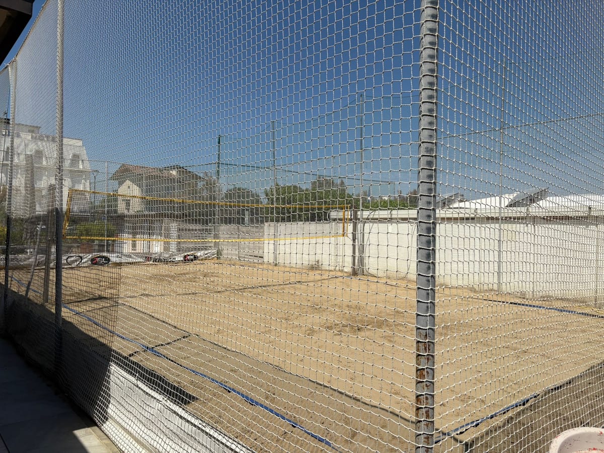 Campo da beach volley sulla sabbia al Bagno Dover 175 con reti di sicurezza alte e vista lungomare