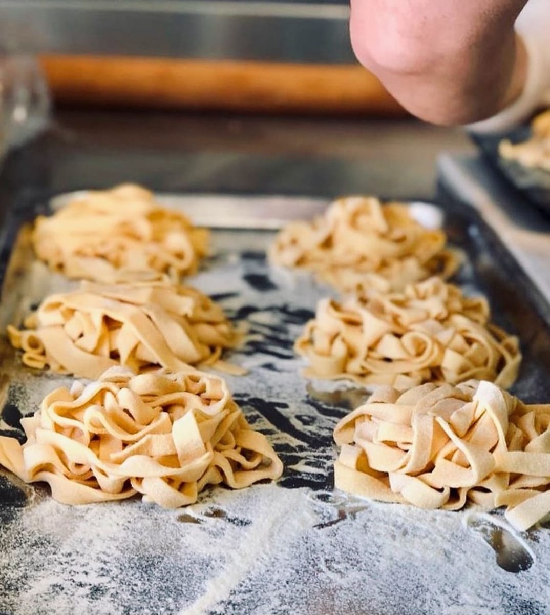 Pasta fresca tagliata a nidi nella cucina del Bagno Dover 175